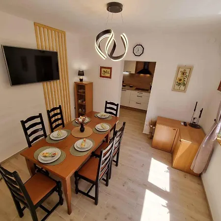 Apartment In 5155