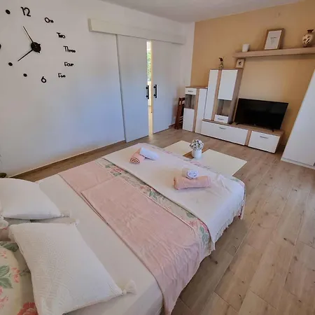 Apartment In 5155
