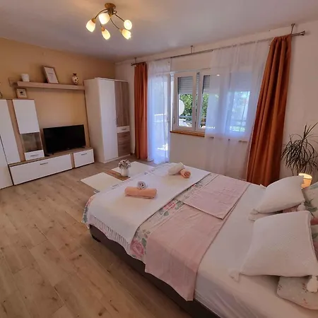 Apartment In 5155 *